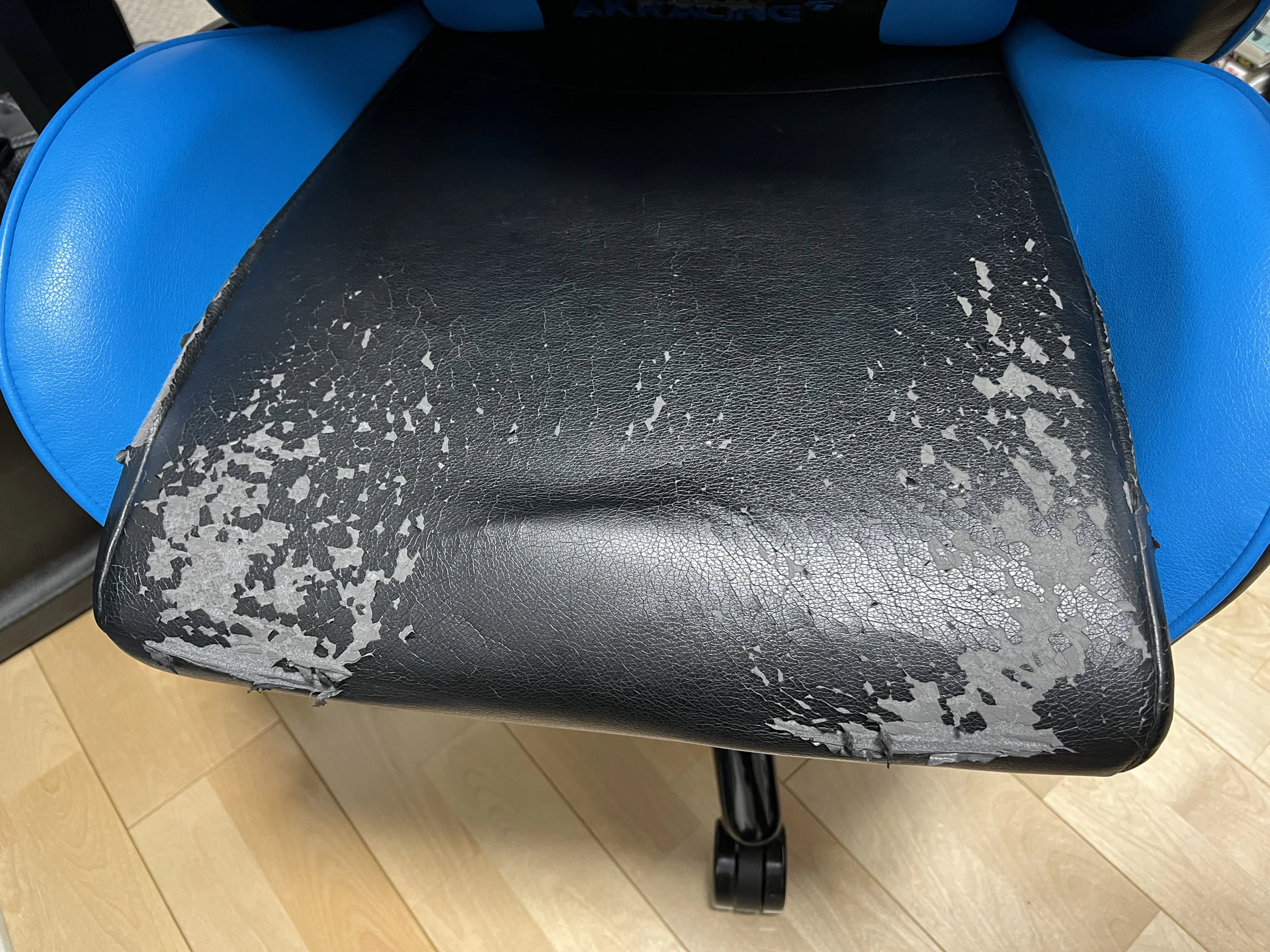 AKRacing の PU レザーが4年でボロボロになったのでカバーを買ってみた